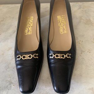 Salvatore Ferragamo Black Leather Gold Gancio Classic Court Low Heel Pump 8AAAA